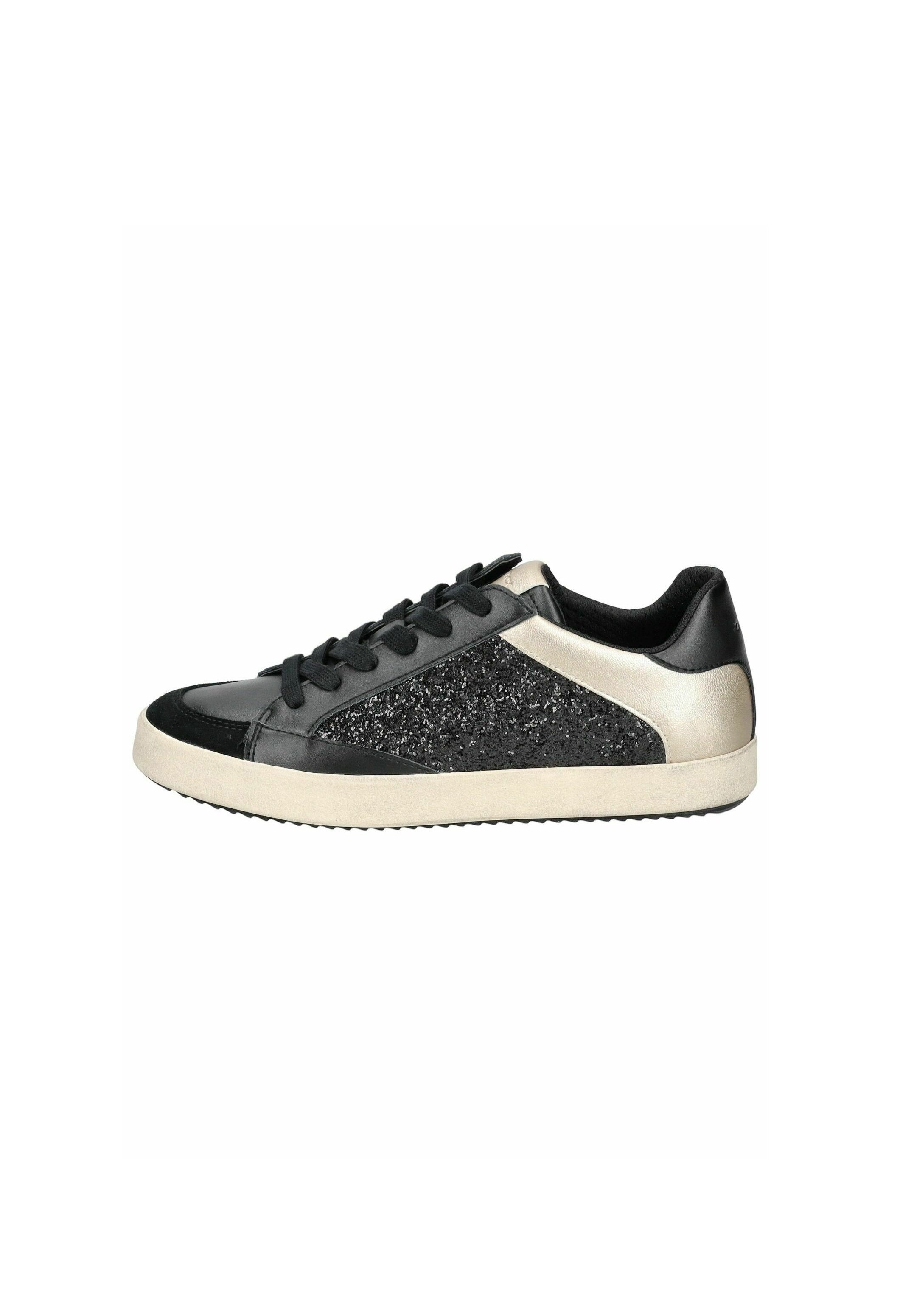 Schwarze Sneaker aus glänzendem Leder, mit einem glitzernden schwarzen Paneel, silbernen Akzenten und einer strukturierten Sohle. Die Schnürsenkel sind schwarz mit einer runden Spitze.