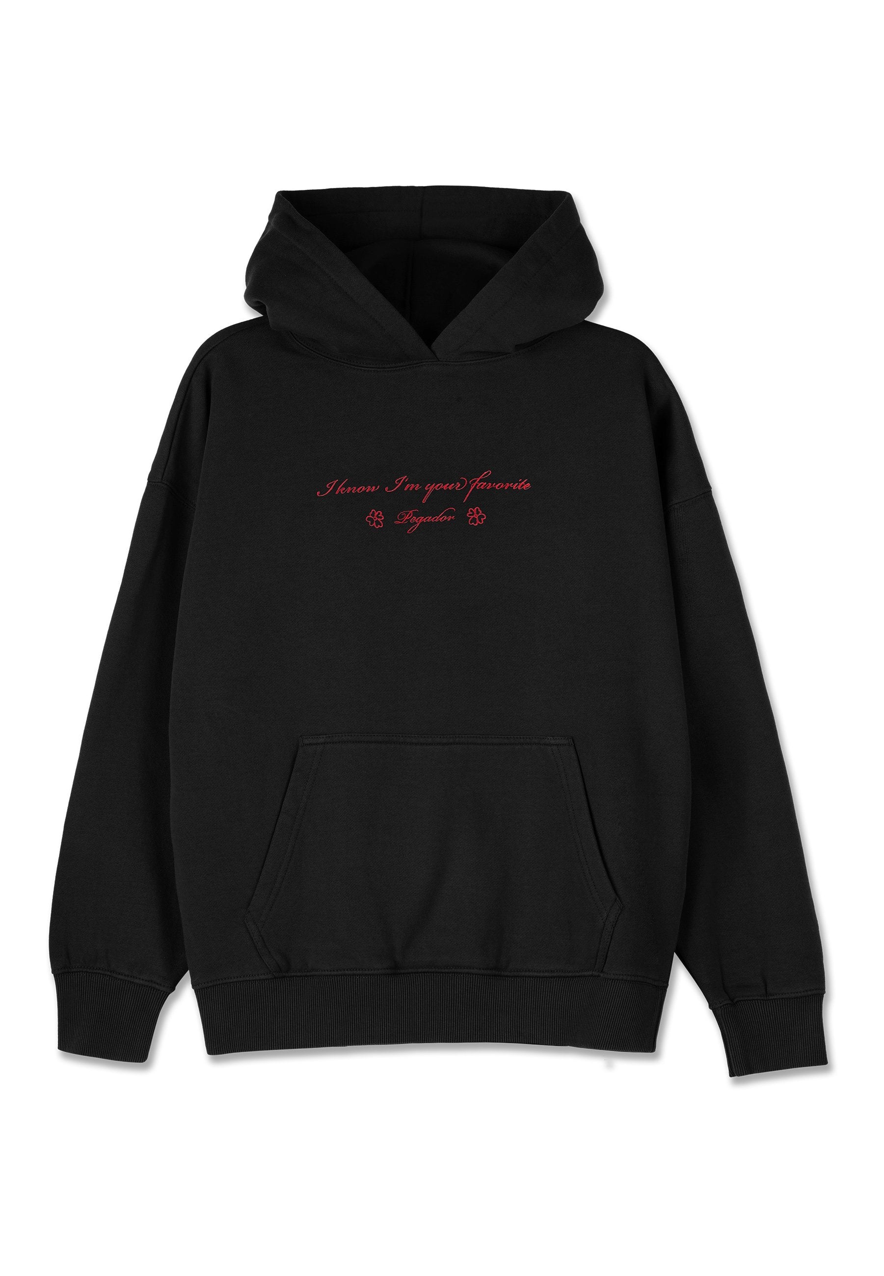 Schwarzer Hoodie aus weichem Stoff, mit einer Fronttasche, gerippten Bündchen und roten gestickten Texten mit Blumenakzenten auf der Brust.