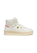 Weißer High-Top Sneaker mit Lederobermaterial. Verfügt über rote Nähedetails, grüne Akzente und eine strukturierte Gummisohle. Mit weichem Innenfutter.