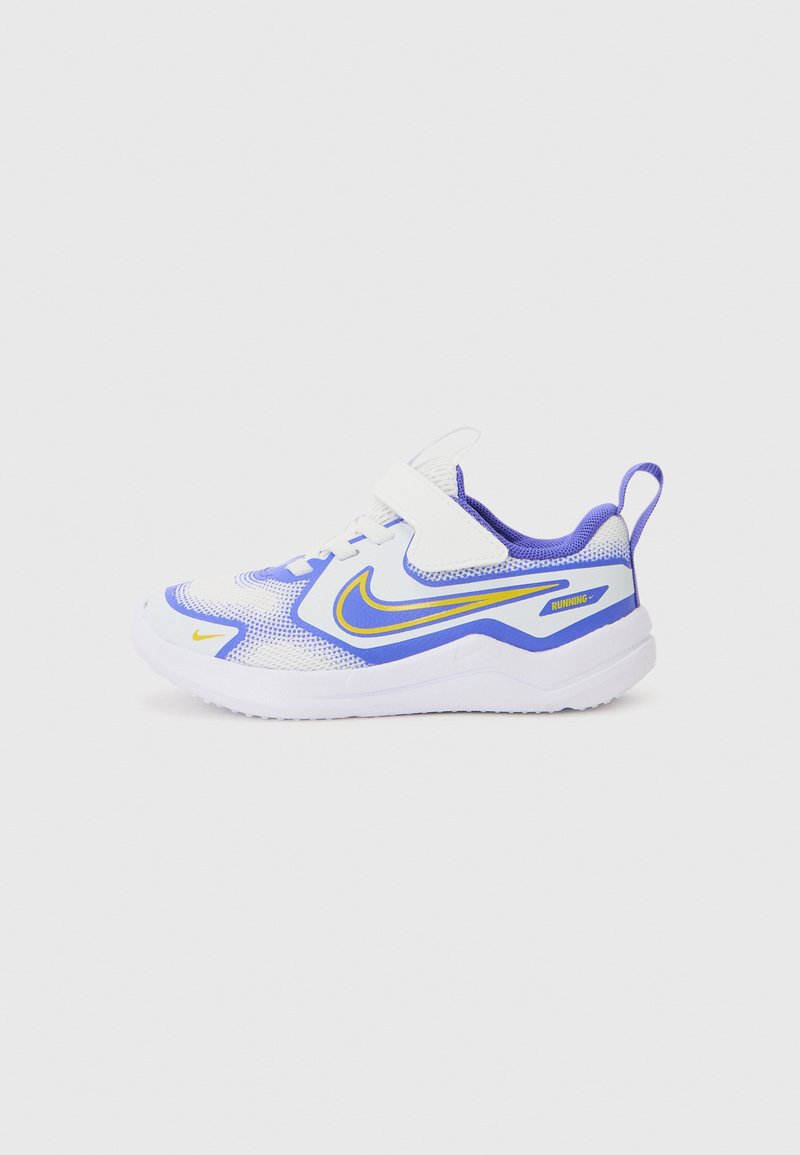 Weißer Sportschuh mit blauen und gelben Akzenten, Obermaterial aus Netzgewebe, gepolsteter Kragen und Klettverschluss. Dicke Gummisohle für Dämpfung.
