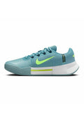 Helles blaues Nike-Laufschuh mit neongrünem Swoosh, weißer Zwischensohle und strukturiertem Profil, von der Seite auf einem weißen Hintergrund gezeigt.