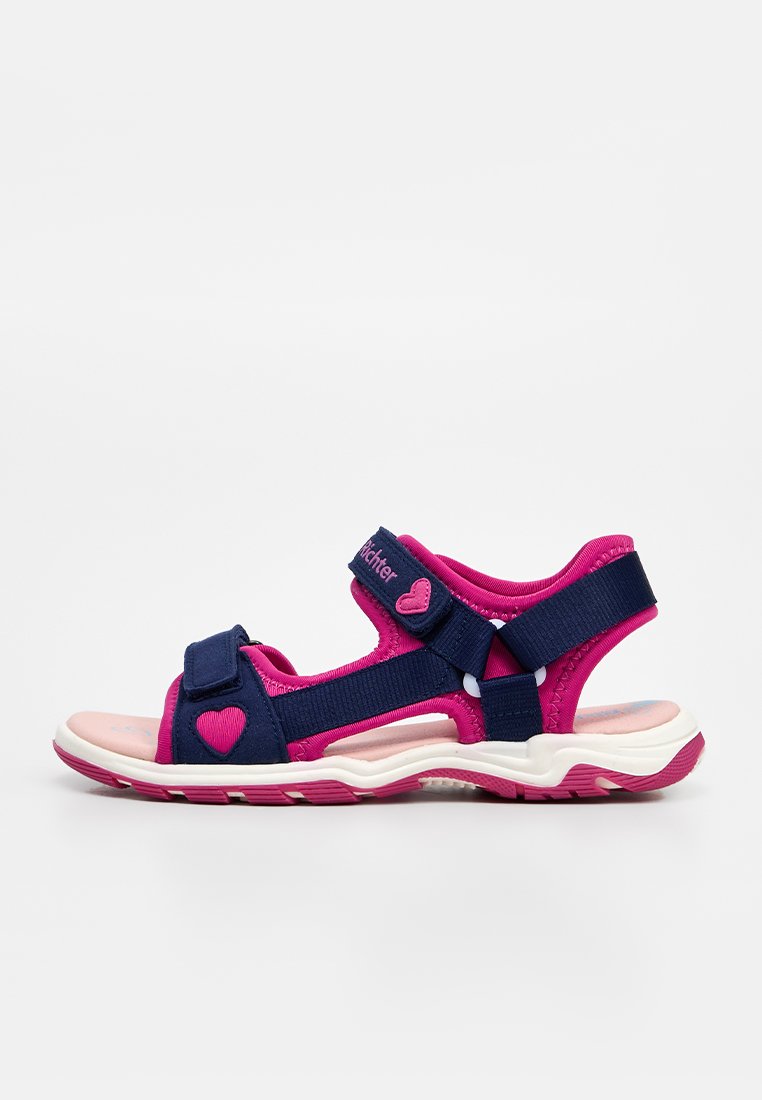 Offene Kindersandale mit navyblauen und pinkfarbenen Riemen, herzförmigen Details und einer weißen sowie pinkfarbenen gepolsterten Sohle.