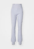 Helle, lavendelfarbene Sweatpants aus weichem Stoff, mit hohem Bund, Reißverschlussakzenten und Seitennähten mit strukturiertem Finish.