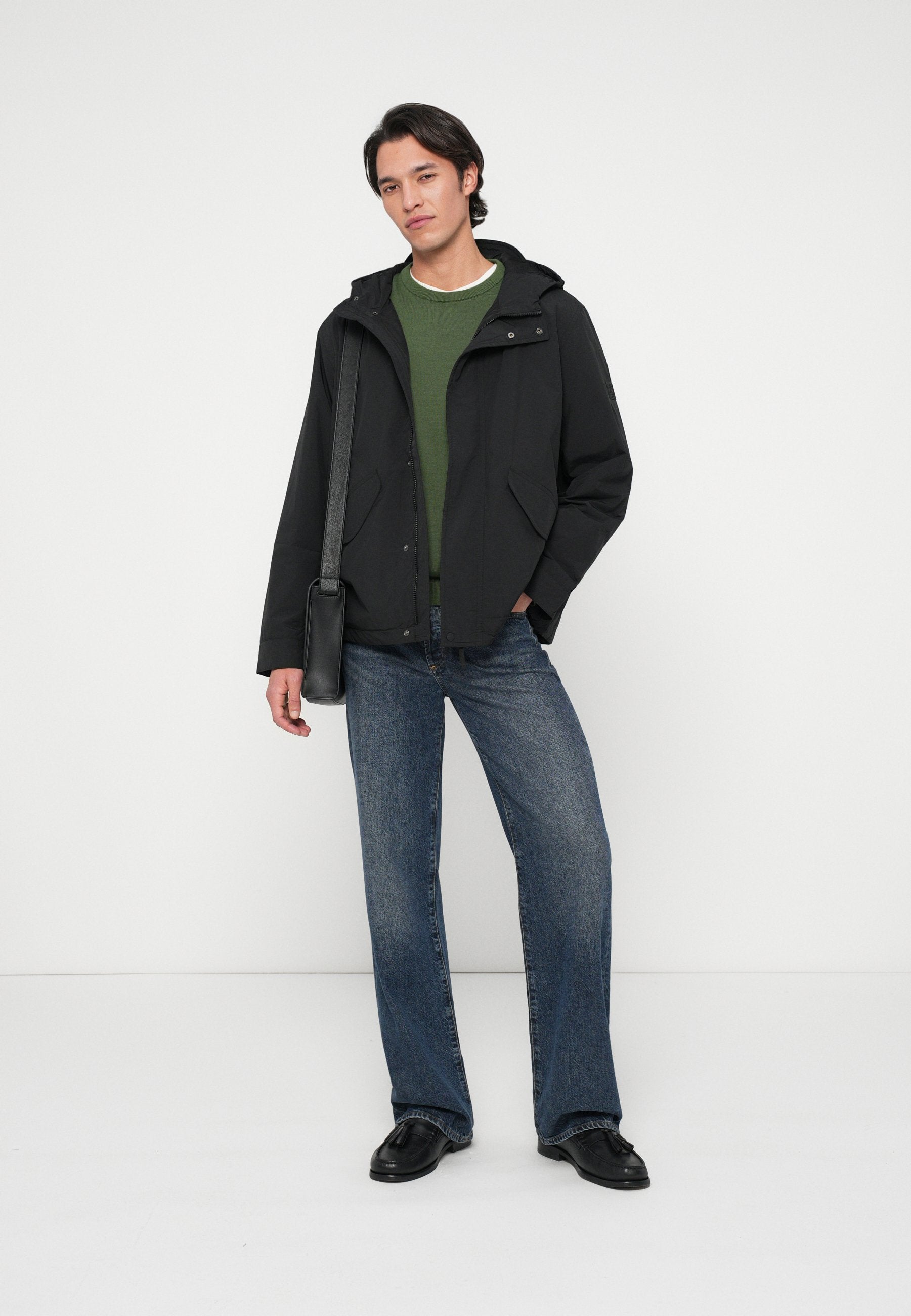 LIGHTWEIGHT PACKABLE HOODED JACKET Media 2