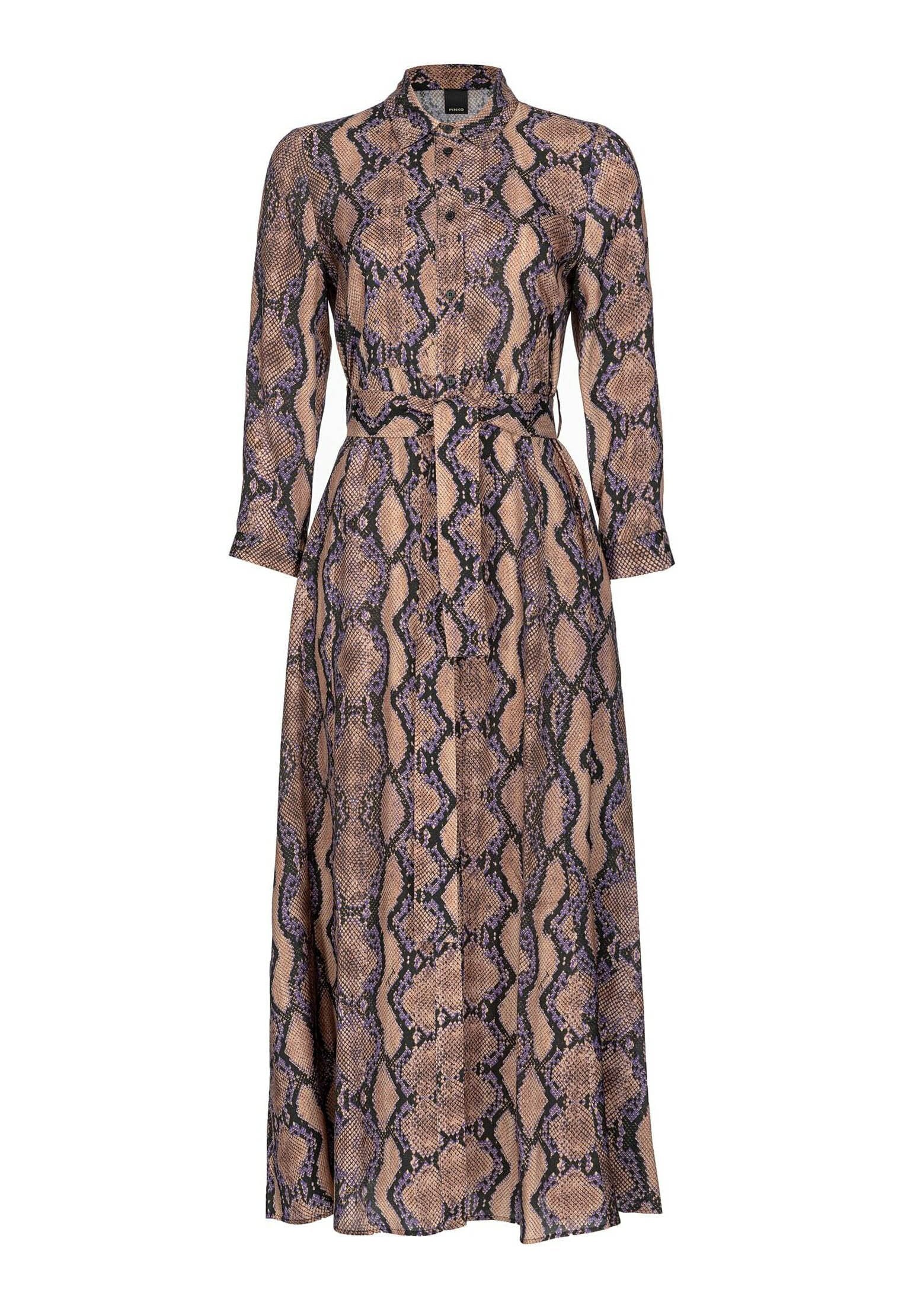 Langärmliges, knöpfbares Kleid mit Kragen und Gurt, das ein braun-lila Schlangenhautmuster aufweist.