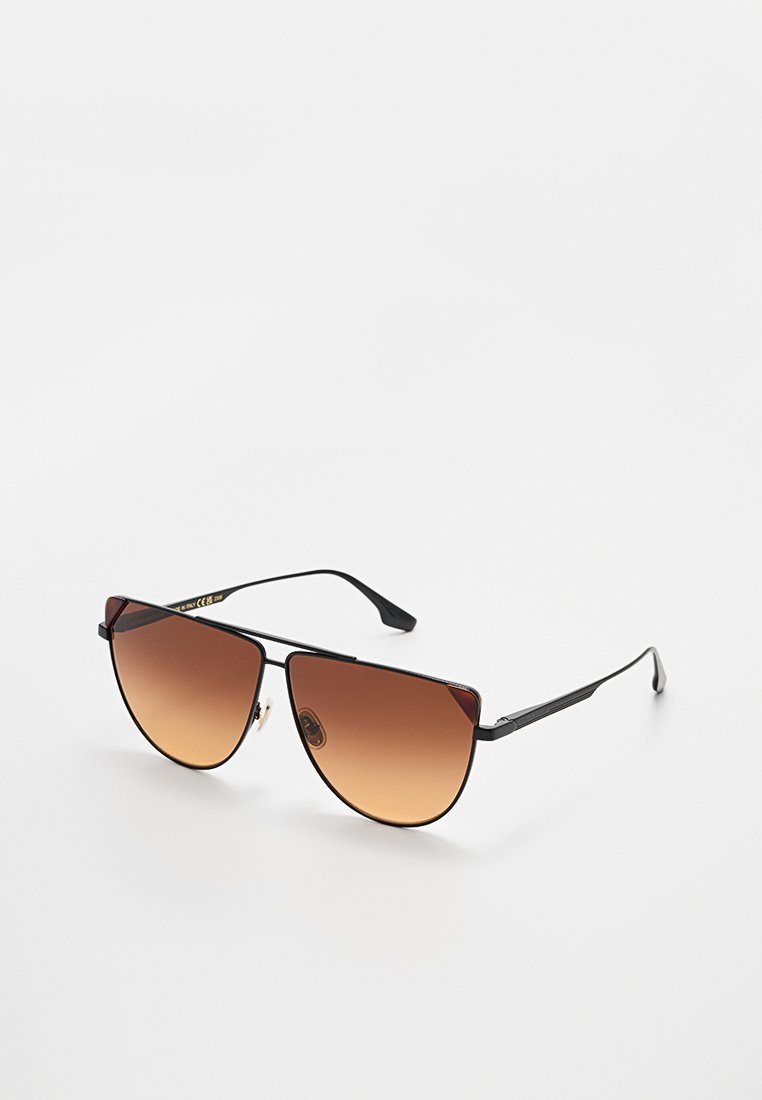 Sonnenbrille mit einem schwarzen Metallrahmen und geometrischem Design, ausgestattet mit braunen Verlaufslinsen und dünnen Bügeln mit goldenen Akzenten.
