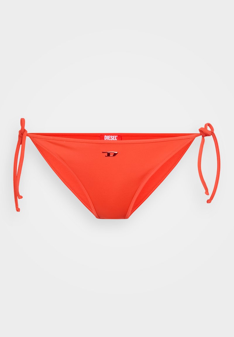 Roter Bikini-Unterteil aus glattem Stoff, ausgestattet mit Bindebändern an beiden Seiten und einem kleinen Metall-Logo auf der Vorderseite. Klassischer Schnitt und minimalistisches Design.