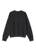 Dunkelgrauer Pullover mit Rundhalsausschnitt, lockerer Passform und gerippten Bündchen. Besitzt eine strukturierte Strickoptik und ein kleines Logo auf der Vorderseite.