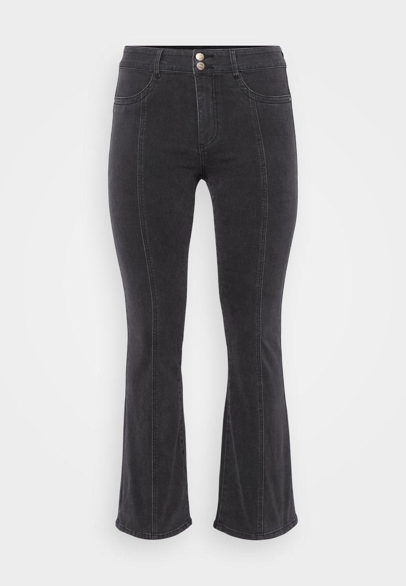 Schwarz flare Jeans aus Denim mit hoher Taille, ausgestattet mit zwei vorderen Taschen und einem doppelten Knopfverschluss, glatte Textur und minimale Nähdetails.