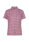 Kurzarmhemd aus pinkem Stoff mit Blumenmuster. Verfügt über einen Kragen, eine knöpfbare Front und eine lässige Passform.