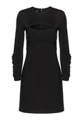 Schwarzes Kleid mit langen Ärmeln, featuring einem ausgeschnittenen Bereich, Rüschendetails an der Taille und den Ärmelenden sowie einem Reißverschluss hinten.