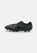 Schwarze Fußballschuhe mit Obermaterial aus strukturiertem Leder, ausgestattet mit einem türkisfarbenen Nike-Logo und fünf geformten Stollen auf einer dunklen Sohle für besseren Halt.