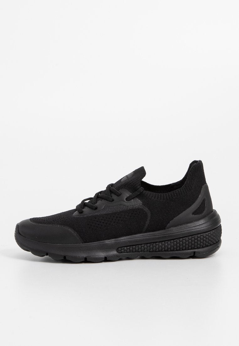 Schwarze Sportschuhe mit einem gestrickten Obermaterial, Gummisohle, Schnürverschluss und strukturierten Akzenten an der Seite und Ferse.