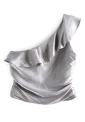 Silbernes Satin-Einseitentop mit Rüschendetail entlang des Ausschnitts und gerafften Seiten, flach auf einem weißen Hintergrund ausgelegt.