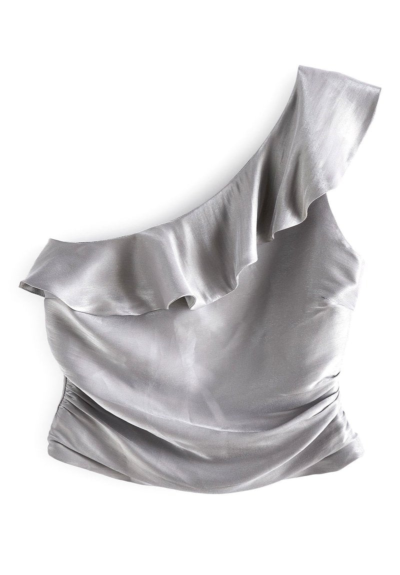 Silbernes Satin-Einseitentop mit Rüschendetail entlang des Ausschnitts und gerafften Seiten, flach auf einem weißen Hintergrund ausgelegt.