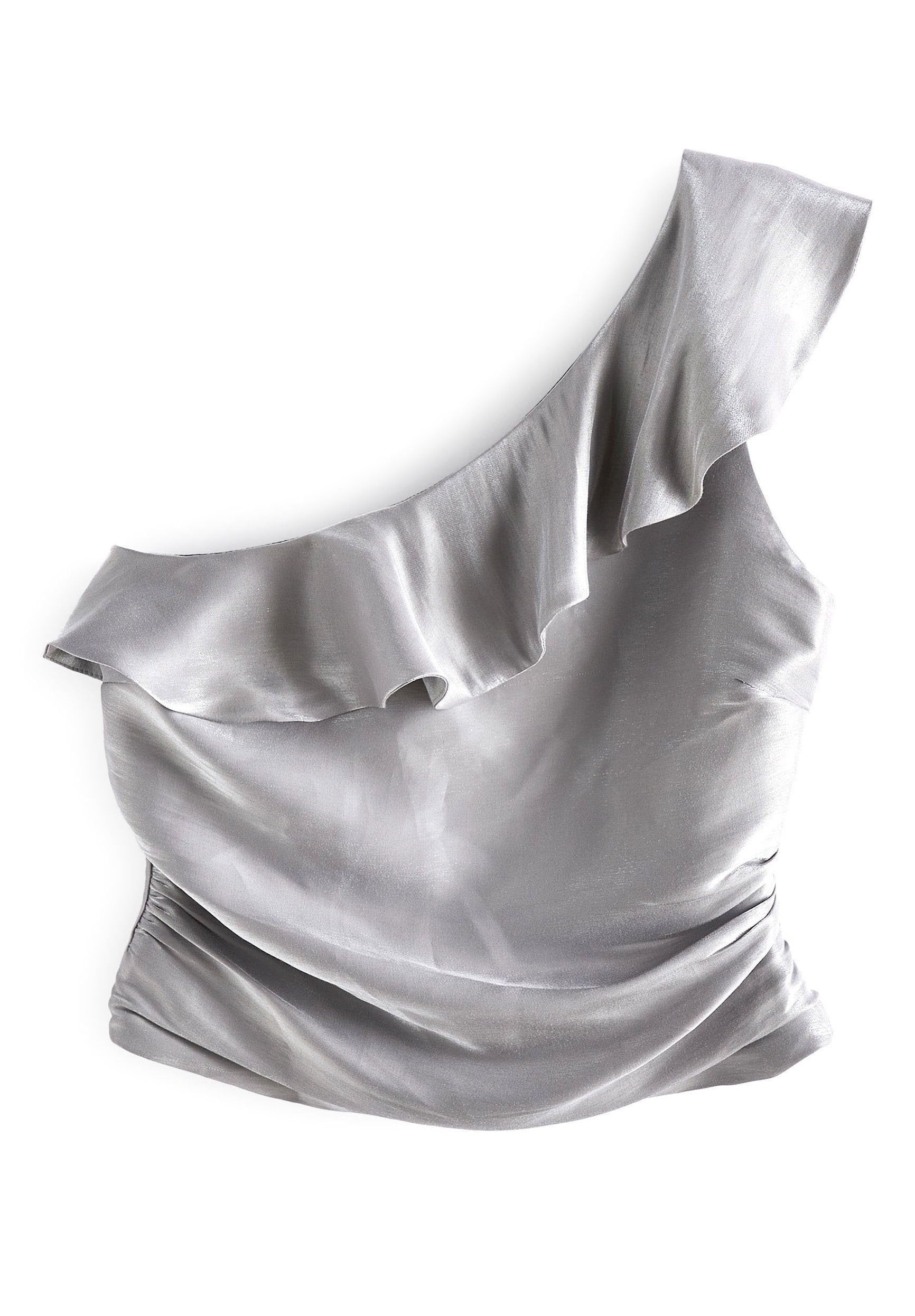Silbernes Satin-Einseitentop mit Rüschendetail entlang des Ausschnitts und gerafften Seiten, flach auf einem weißen Hintergrund ausgelegt.