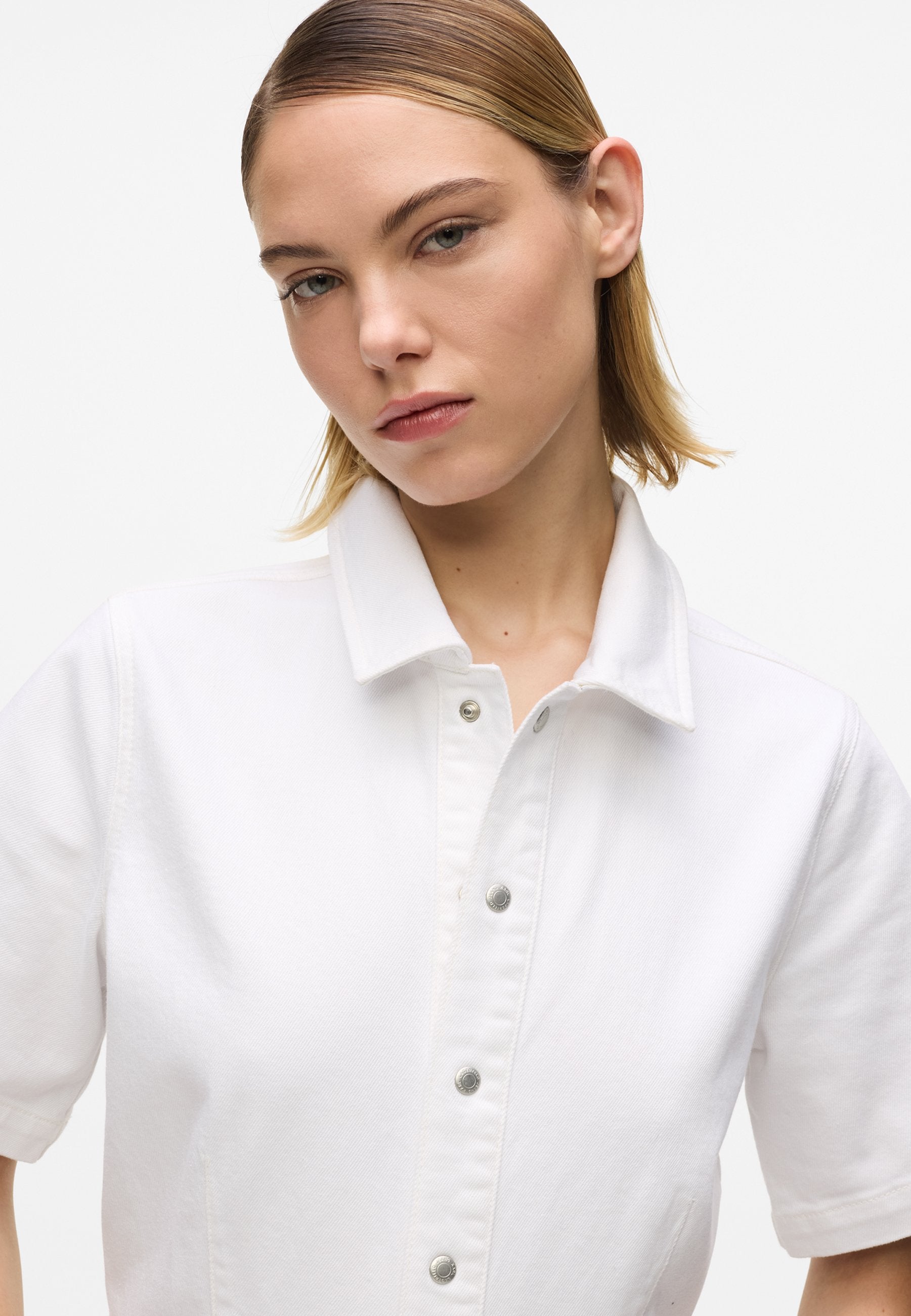 SHORT-SLEEVED DENIM Media 5