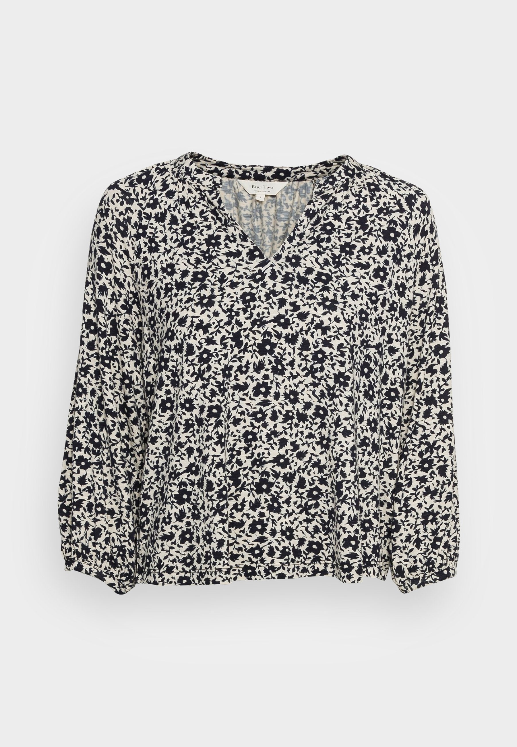 Blumenbluse mit einem marineblauen und cremefarbenen Muster, V-Ausschnitt und langen, leicht gepufften Ärmeln. Aus leichtem, strukturiertem Stoff gefertigt.