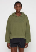 Olivegrüner, strukturierter Kapuzenpullover mit einer gekürzten Passform, weiten Ärmeln und gerippten Bündchen. Verfügt über ein kleines Logo auf der Brust.