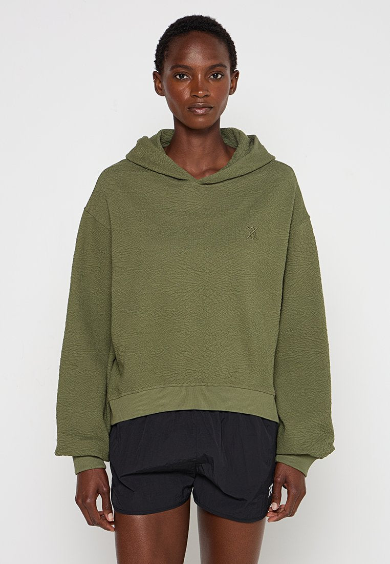 Olivegrüner, strukturierter Kapuzenpullover mit einer gekürzten Passform, weiten Ärmeln und gerippten Bündchen. Verfügt über ein kleines Logo auf der Brust.