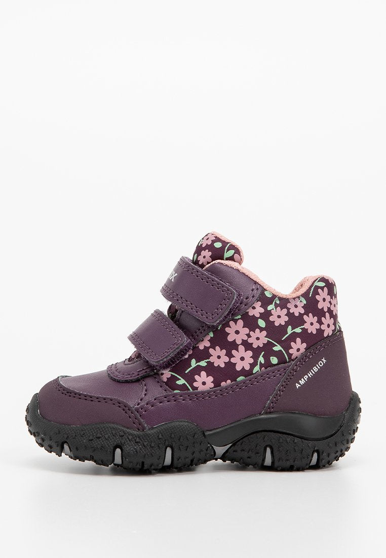 Lila Kinderstiefel mit floralem Muster, Klettverschlüssen, Gummisohle und gepolstertem Innenraum. Ideal für Wetterschutz und Komfort.