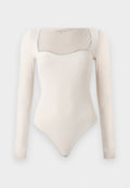 Langärmliger beiger Bodysuit mit quadratischem Ausschnitt und figurbetonter Silhouette, vor einem schlichten Hintergrund präsentiert.