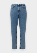 Hellblaue Denim-Jeans mit geradem Bein, fünf Taschen, Knopfverschluss und subtilen Ausbleichungen auf der Stoffoberfläche.