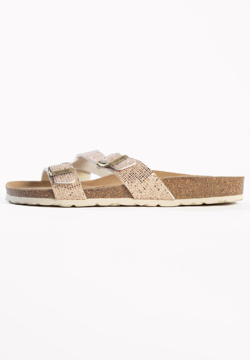 Helle pinke Flip-Flop-Sandale mit zwei überkreuzten Riemen mit einem strukturierten Muster, Korkzwischensohle und weißer Gummisohle.