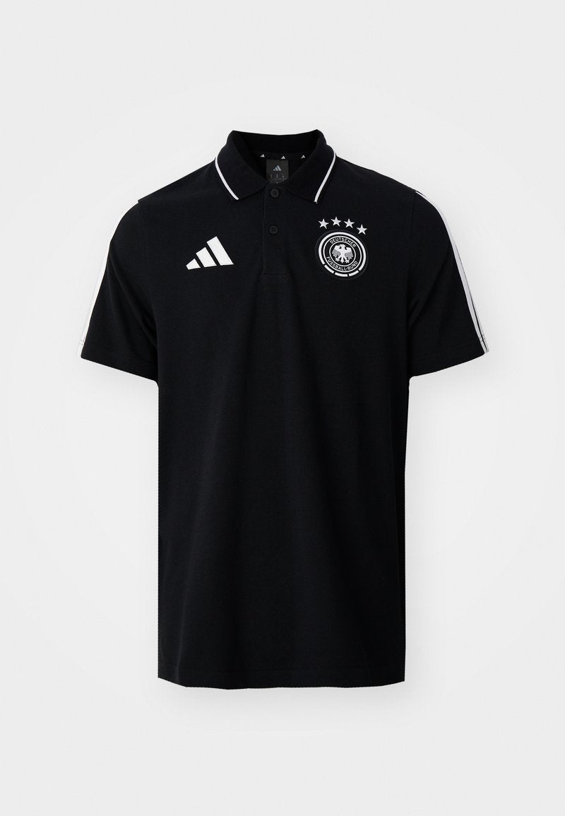Schwarzes Poloshirt mit kurzen Ärmeln und weißem Adidas-Logo, vier-Sterne-Emblem des Deutschen Fußballverbands und weißen Streifendetails auf den Schultern.