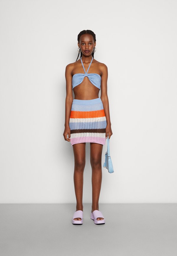 NA-KD ROMEE STRIJD TIE DETAIL TOP