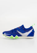 Blauer Sportschuh mit Obermaterial aus Mesh, neon-grünen Akzenten, Klettverschluss und Noppensohle für Traktion. Mit dem weißen Nike-Swoosh-Logo.