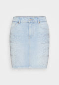 Hellblauer Denim-Rock mit tailliertem Schnitt, mittelhoher Taille und verziert mit silbernen Nieten in einem gradienten Muster auf einer Seite.