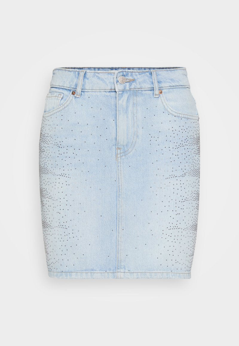 Hellblauer Denim-Rock mit tailliertem Schnitt, mittelhoher Taille und verziert mit silbernen Nieten in einem gradienten Muster auf einer Seite.