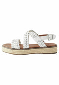 Weiße Keilsandalen mit geflochtenen Riemen, strukturiertem Espadrille-Sohle und einem Schnallenverschluss. Mit einem glatten Innenfutter und kontrastierenden Nähten.