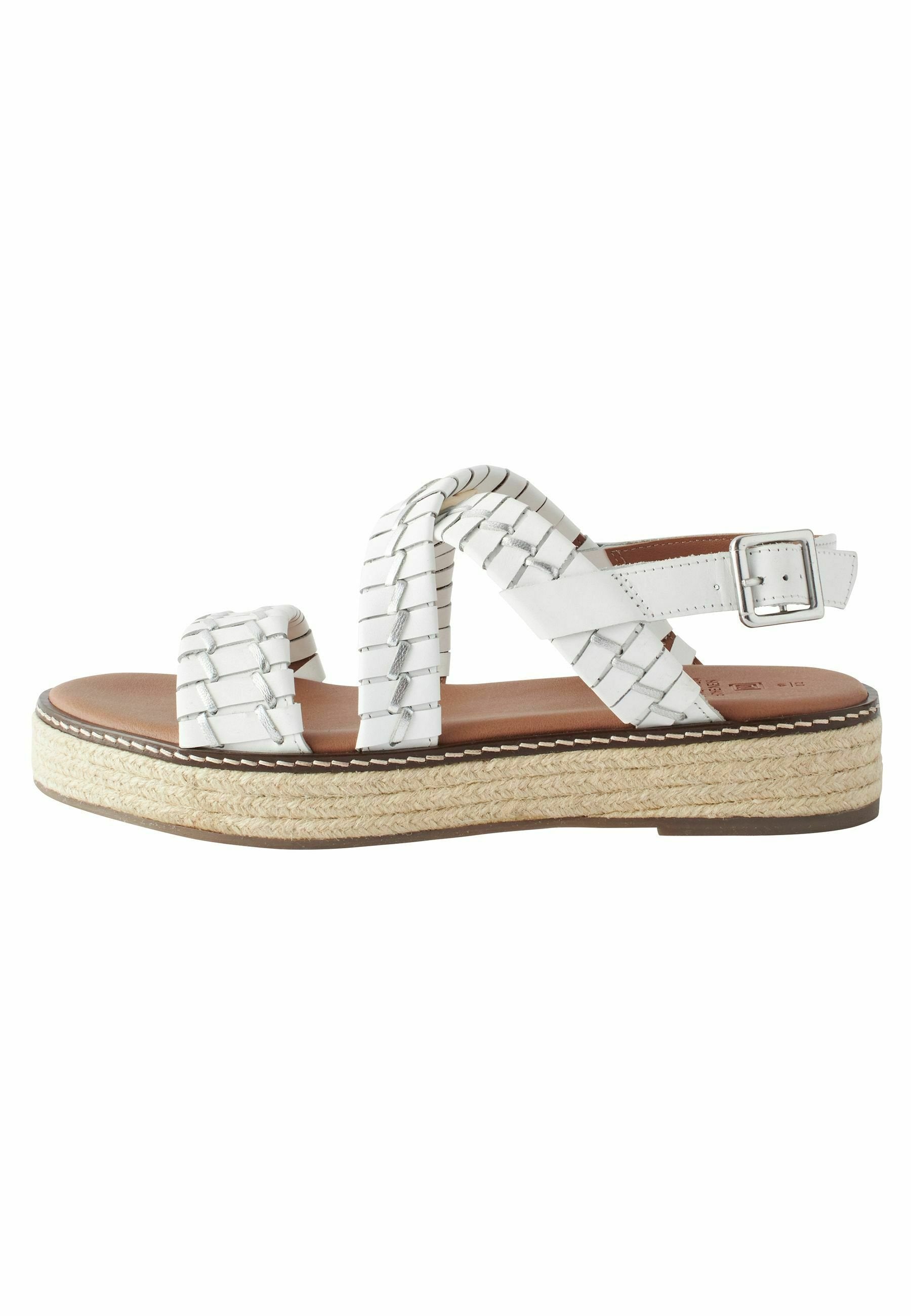 Weiße Keilsandalen mit geflochtenen Riemen, strukturiertem Espadrille-Sohle und einem Schnallenverschluss. Mit einem glatten Innenfutter und kontrastierenden Nähten.