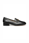 Schwarze Lederloafer mit niedrigem, quadratischem Absatz, ausgestattet mit einem Riemen und goldenen Akzenten. Glatte Textur und elegantes Design.