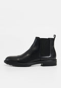 Schwarzer Leder Chelsea-Boot mit elastischen Seitenpaneelen, runder Zehenform, niedrigem Blockabsatz und einer Schlaufe hinten für einfaches Anziehen.