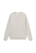 Helles graues Sweatshirt mit einem gerippten Rundhalsausschnitt, langen Ärmeln und einem geraden Saum. Verfügt über eine dezente bestickte Markenkennzeichnung auf der Brust.