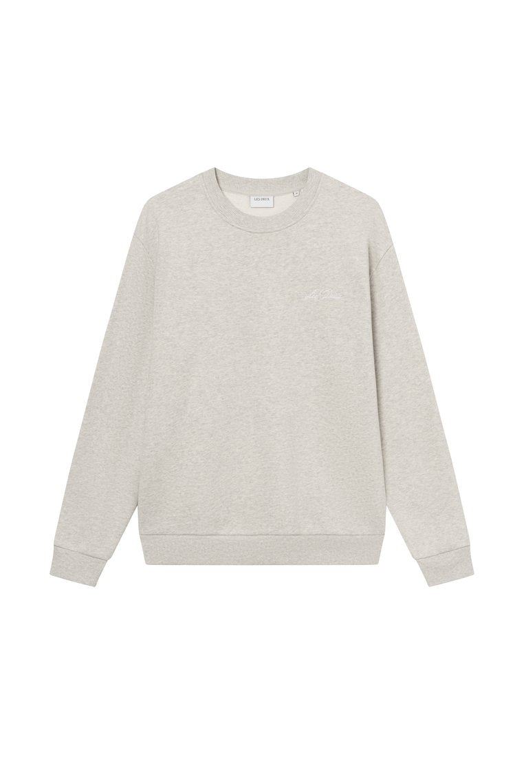 Helles graues Sweatshirt mit einem gerippten Rundhalsausschnitt, langen Ärmeln und einem geraden Saum. Verfügt über eine dezente bestickte Markenkennzeichnung auf der Brust.