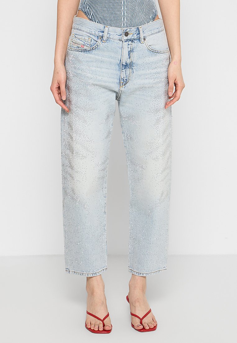 Hellblaue Jeans aus Denim mit verwaschenen Bereichen und verstreuten silbernen Verzierungen, mit geradem Bein und fünf Taschen.