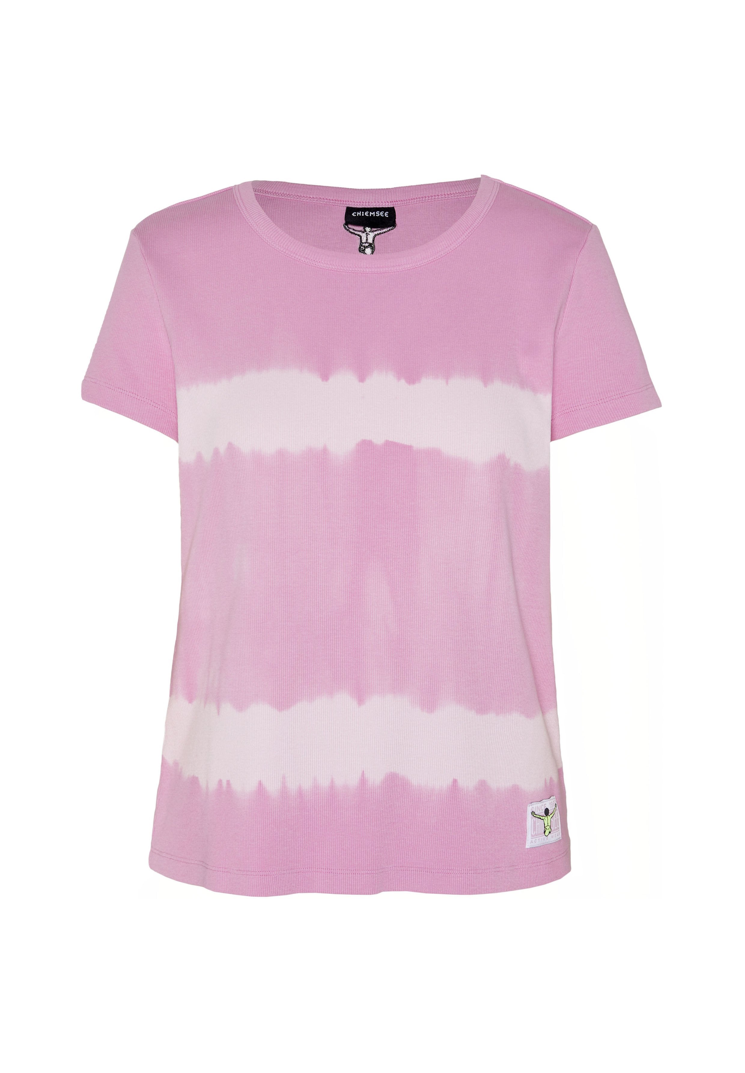 Kurzärmeliges, geripptes, pinkfarbenes T-Shirt mit zwei horizontalen weißen Tie-Dye-Streifen und einem kleinen Logo-Patch am Saum.