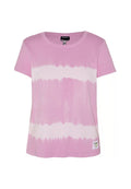 Kurzärmeliges, geripptes, pinkfarbenes T-Shirt mit zwei horizontalen weißen Tie-Dye-Streifen und einem kleinen Logo-Patch am Saum.