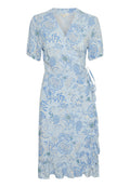 Hellblaues Wickelkleid mit einem floralen Muster in verschiedenen Blautönen und Grüntönen. Kurze Ärmel und eine Volantlinie am Saum. Weicher Stoff.