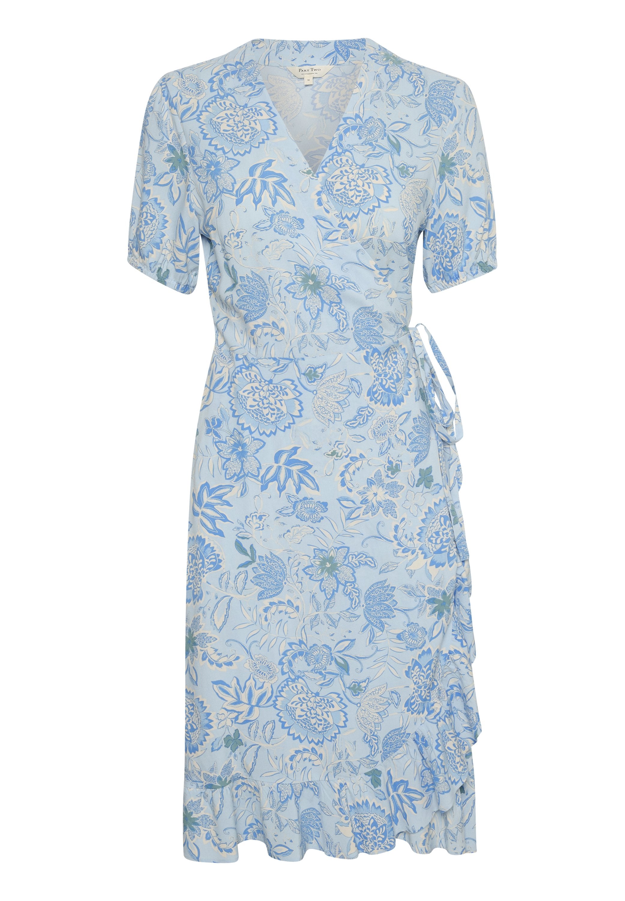 Hellblaues Wickelkleid mit einem floralen Muster in verschiedenen Blautönen und Grüntönen. Kurze Ärmel und eine Volantlinie am Saum. Weicher Stoff.