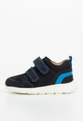 Schwarze Wildleder sneaker mit zwei blauen Klettverschlüssen, weißer Gummisohle und einem blauen Akzent an der Seite. Abgerundete Zehenform und gepolsterter Kragen.