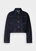 Dunkelblaue, kurz geschnittene Jeansjacke mit Knopfverschluss, zwei Fronttaschen und kontrastierenden Nähten. Mit klassischem Kragen und langen Ärmeln.