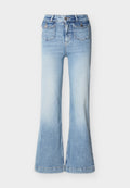 Hellblaue Jeans aus Denim mit hoher Taille und weitem Bein, zwei vorderen Klappentaschen mit Knöpfen sowie einem Knopf- und Reißverschluss.