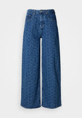 Weite, blaue Denim-Jeans mit einem wiederkehrenden, geprägten Logo-Muster. Verfügt über ein klassisches Fünf-Taschen-Design und einen Knopfverschluss.