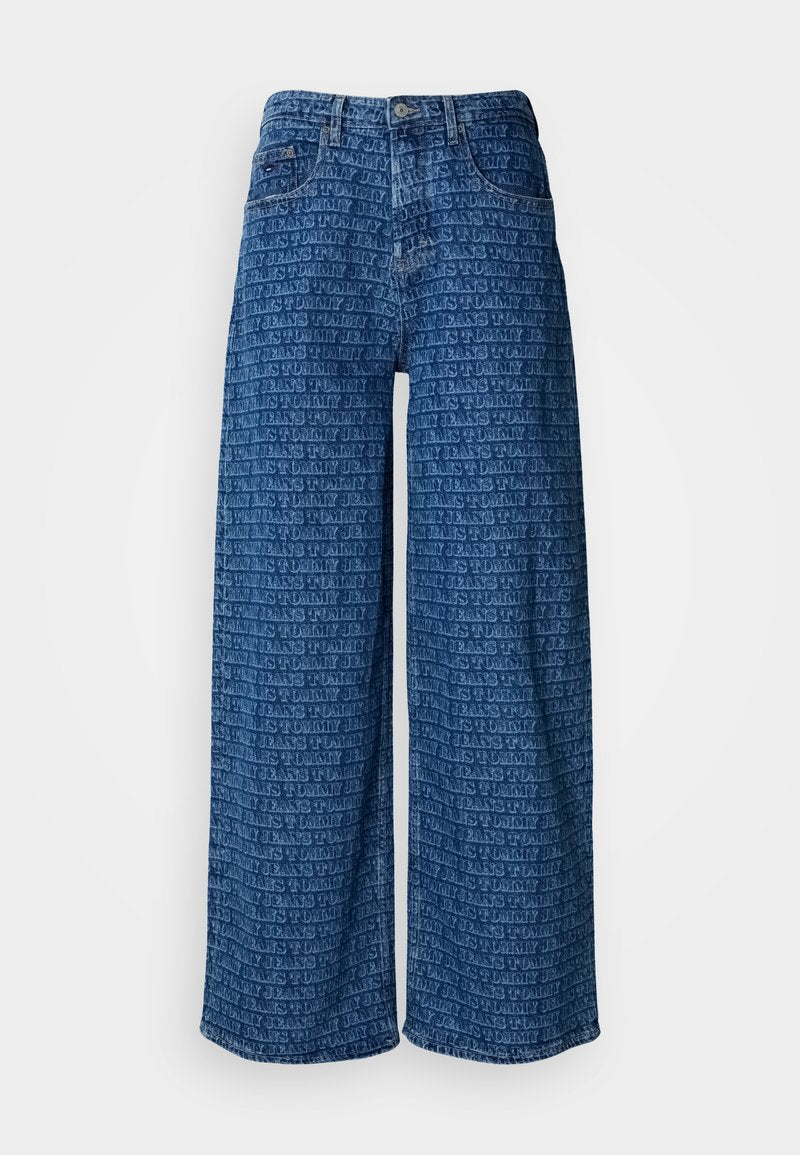 Weite, blaue Denim-Jeans mit einem wiederkehrenden, geprägten Logo-Muster. Verfügt über ein klassisches Fünf-Taschen-Design und einen Knopfverschluss.