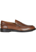 Braune Leder-Herrenloafer mit gestickten Details, niedrigem schwarzen Absatz und einem dekorativen Riemen über dem Obermaterial.